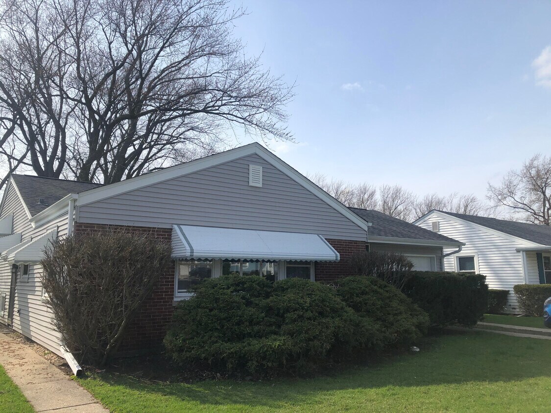 Primary Photo - 932 S Wolf Rd