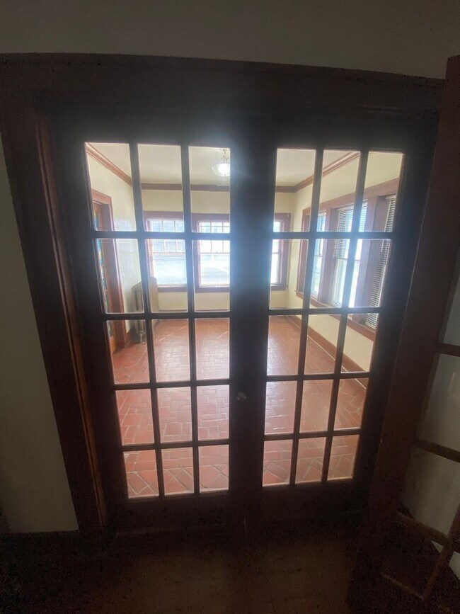 Building Photo - Massive 4 Bedroom, 2 Bath Brick Home