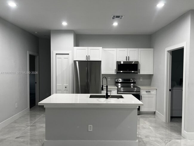 Building Photo - 5517 Ponce De Leon Blvd