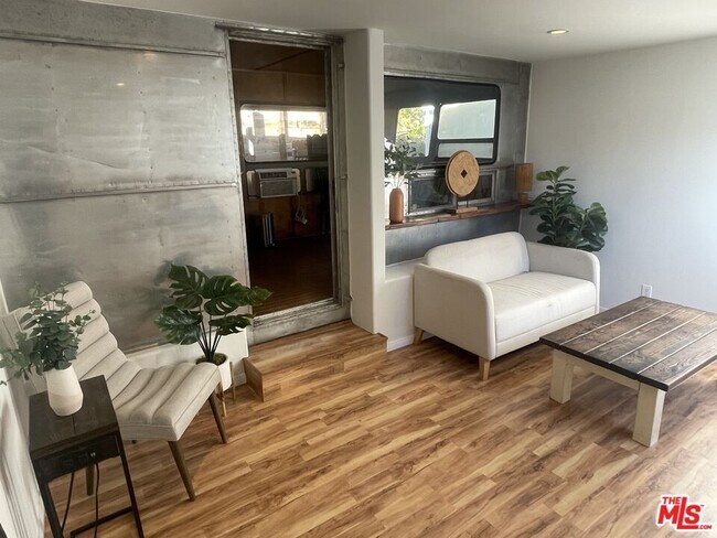 Foto del edificio - 272 N Topanga Canyon Blvd