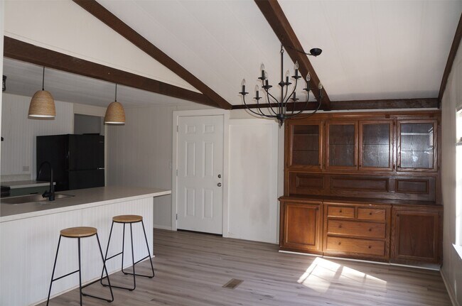 Building Photo - 650 Thousand Oaks