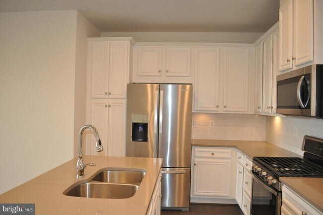 Building Photo - 13424 Arrowbrook Centre Dr