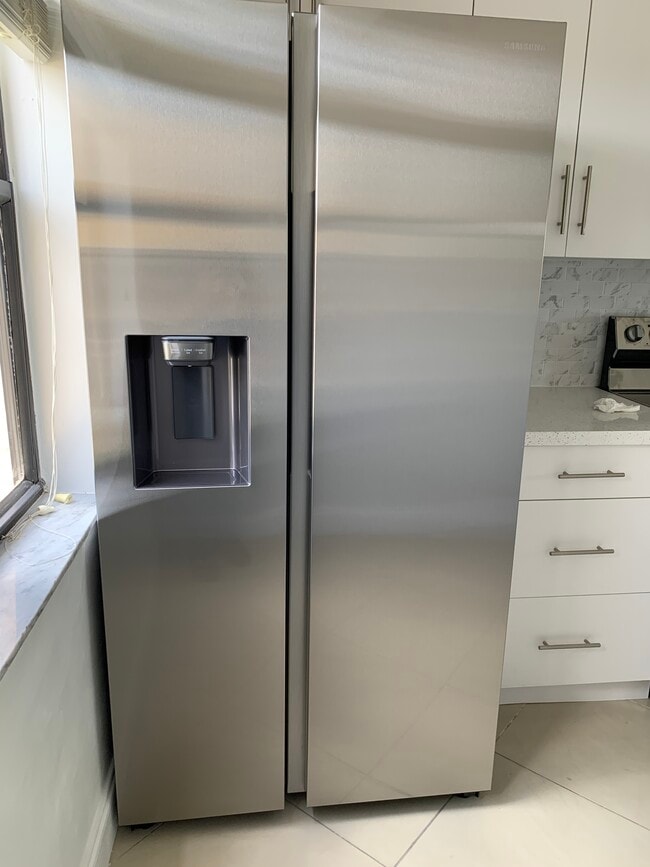 Refrigerador de acero inoxidable - 281 W Park Dr