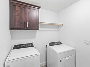 Building Photo - 2402 England Ln
