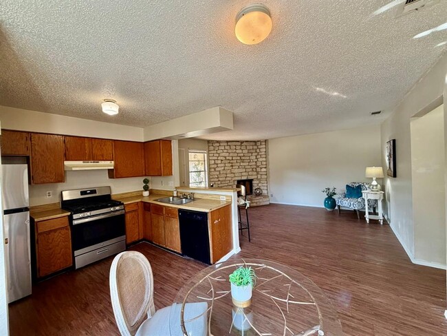 Foto del edificio - 402 Hedgewood Dr