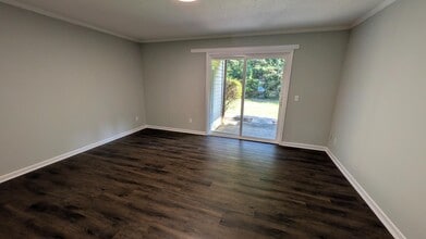 Building Photo - 102 Lynn Cir