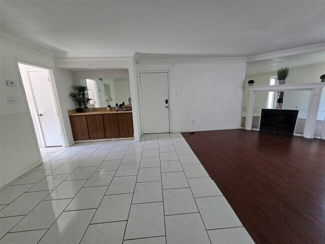 Foto del edificio - 8323 Wilcrest Dr