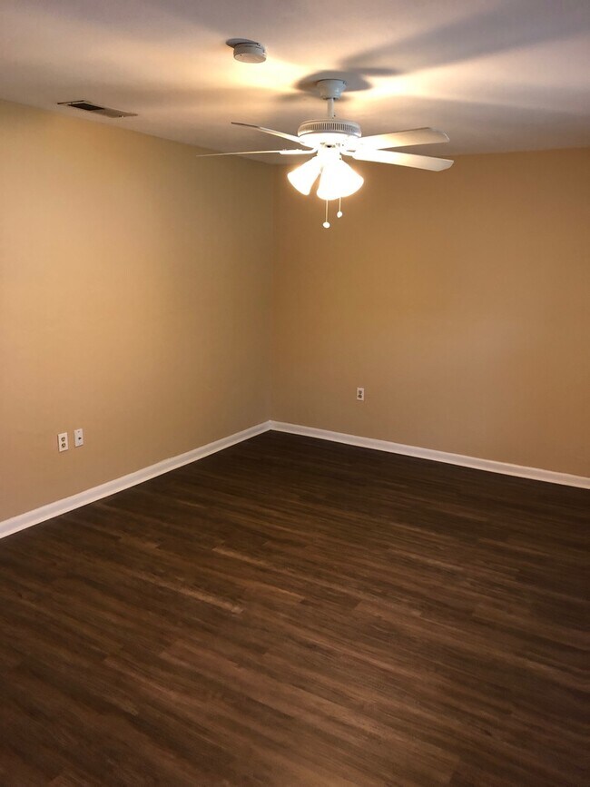 Building Photo - Great Family Home