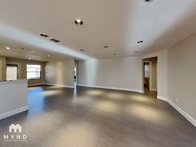 Foto del edificio - 5455 San Patricio Dr