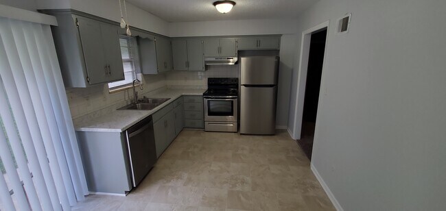 Kitchen - 16711 Bel Ray Blvd