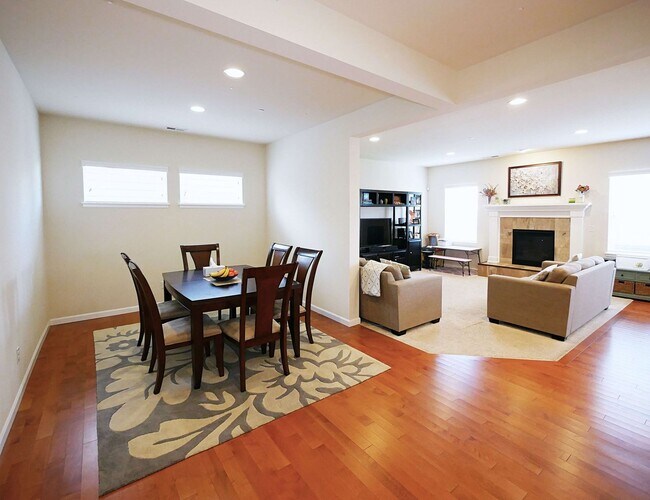Building Photo - 4 Bed 2.5 Bath in Kenmore for Rent!