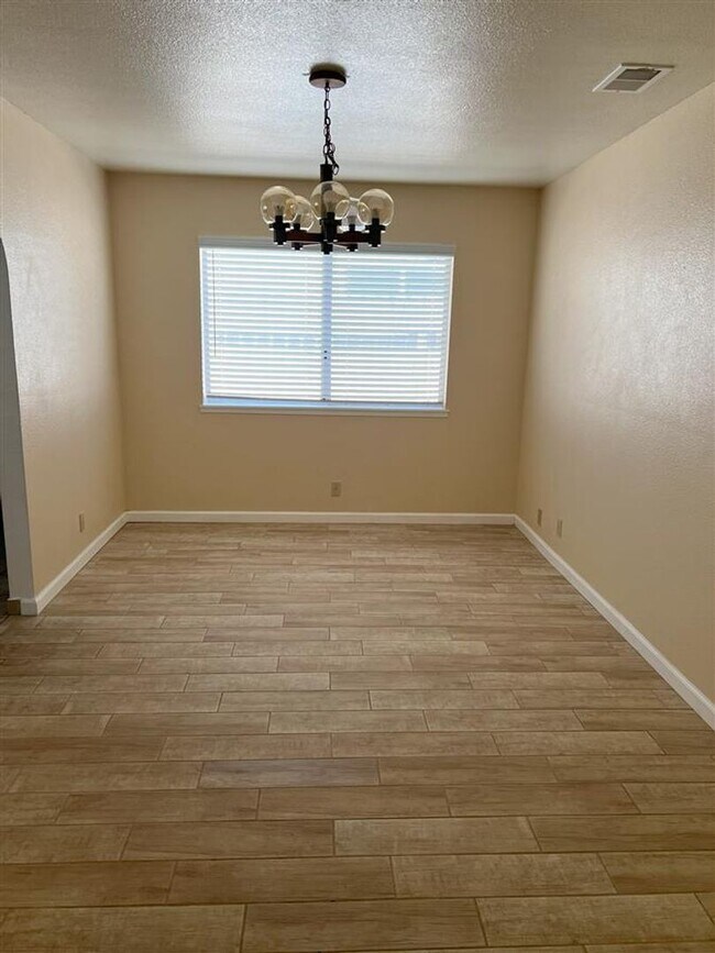 Foto del edificio - Call Vaughn Realty Property Management (76...