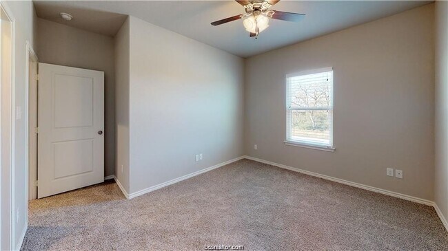 Foto del edificio - 2838 Papa Bear