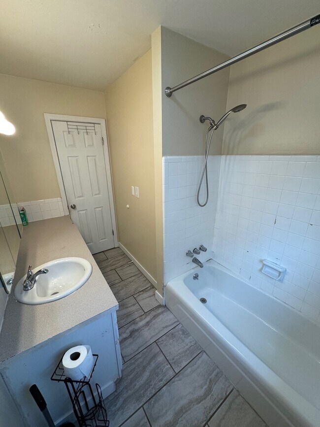 Building Photo - 2002 Andrew St SE