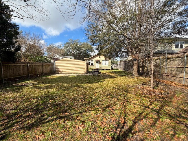 Foto del edificio - 235 Helios Ave