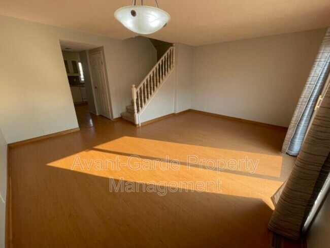 Photo du bâtiment - 18144-18193 93 Ave NW