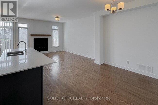 Building Photo - 889 Solarium Ave