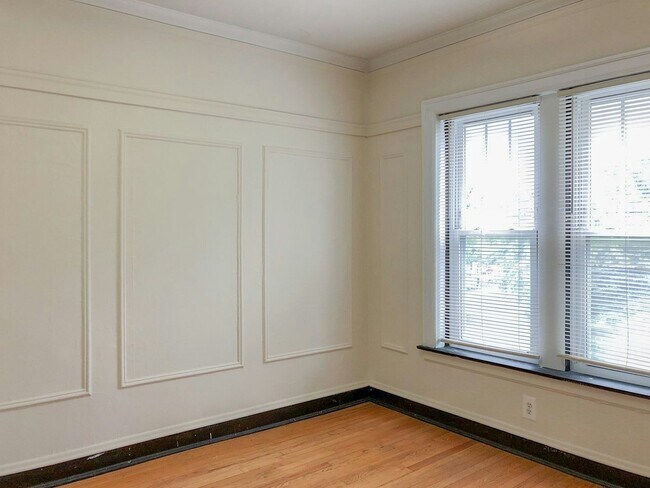 Building Photo - 2010-1 West Foster Avenue, Unit A2