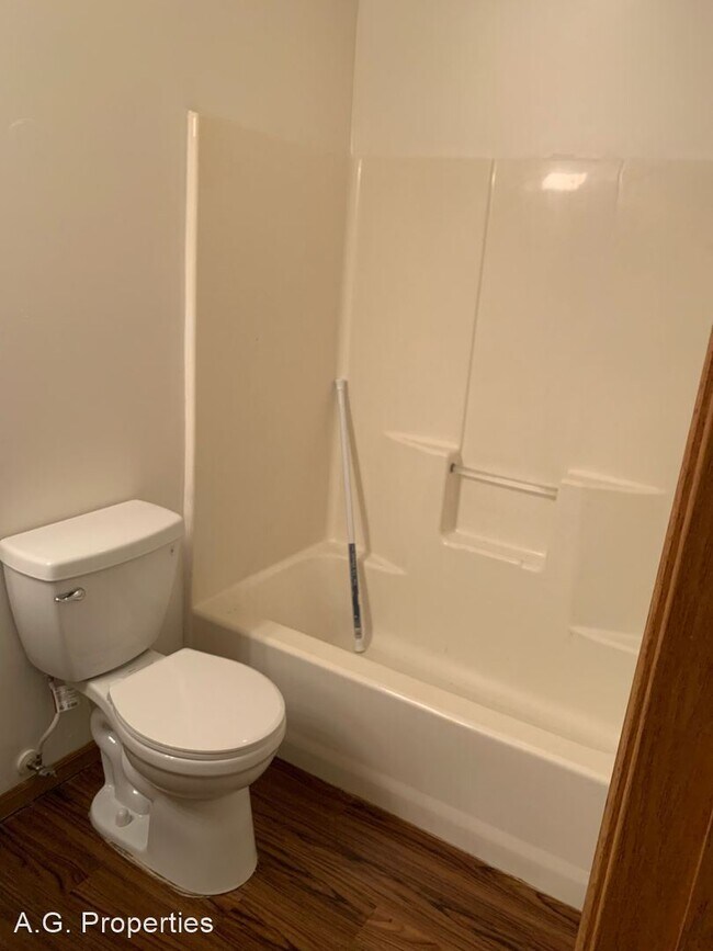 Building Photo - 1 br, 1 bath Apartment - 7959 S.E. Woodvie...
