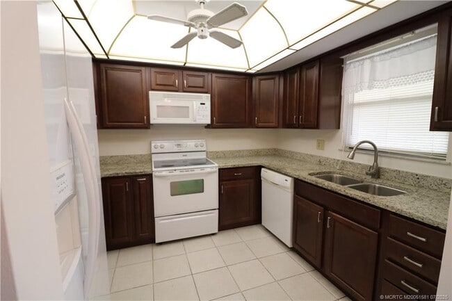 Building Photo - 241 SW South River Dr