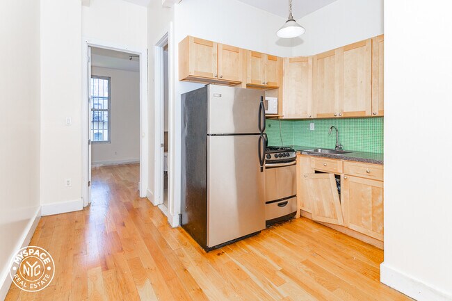 Foto del edificio - 242 Troutman St