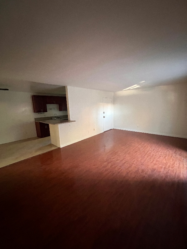 Building Photo - 305 N Vinedo Ave