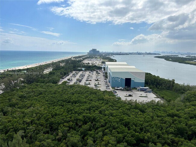 Foto del edificio - 100 Bayview Dr