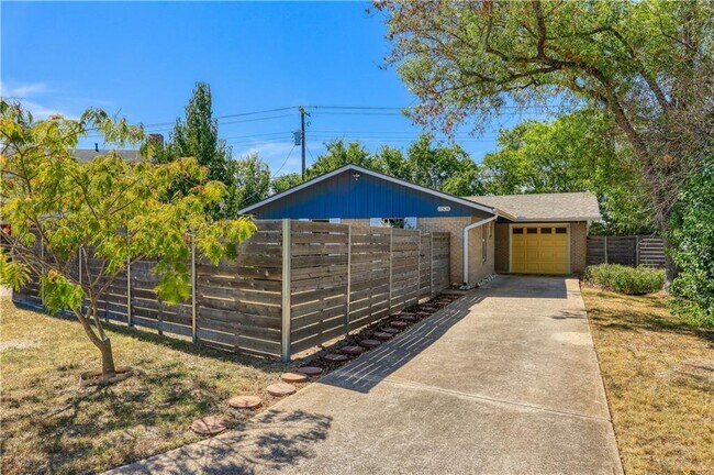 Foto del edificio - 8504 Woodstone Dr