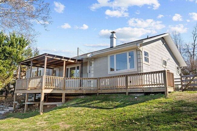 Foto del edificio - 2BR/2BA Cottage that's on the Rive – Minutes from Downtown Knoxville and Maryville