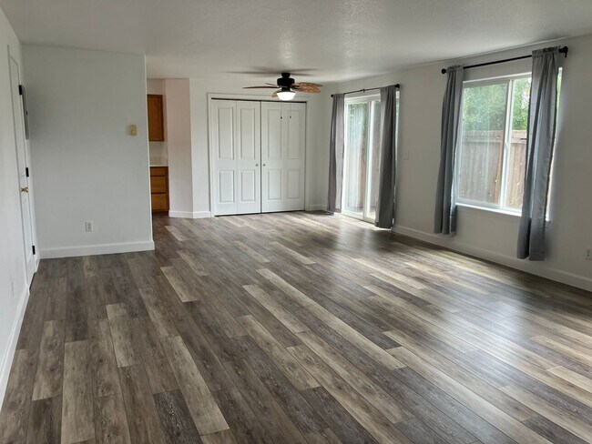 Building Photo - Three Bedroom Duplex in North Salem