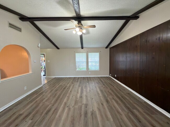 Foto del edificio - Brand-new flooring throughout the entire home