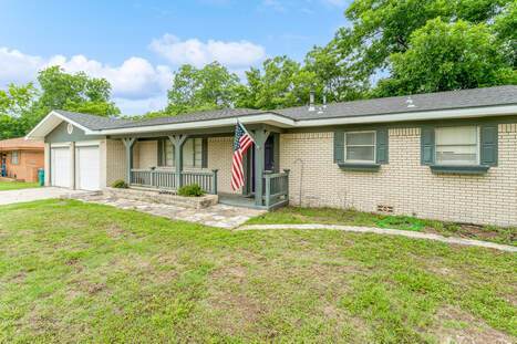 Primary Photo - Bright, spacious 3 bedroom 2 bath easy wal...