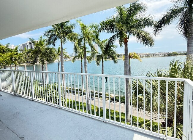 Foto del edificio - 2801 NE 183rd St