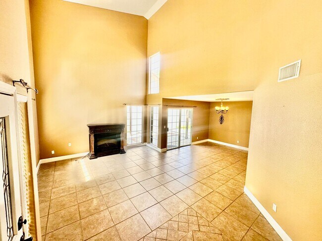 Foto del edificio - Beautifully Updated 4/2.5 Near Woodward Pa...
