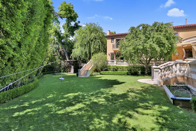 Building Photo - 5427 Encino Ave