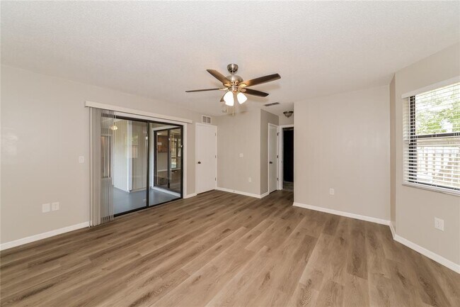 Foto del edificio - 8416 Cypress Lake Cir