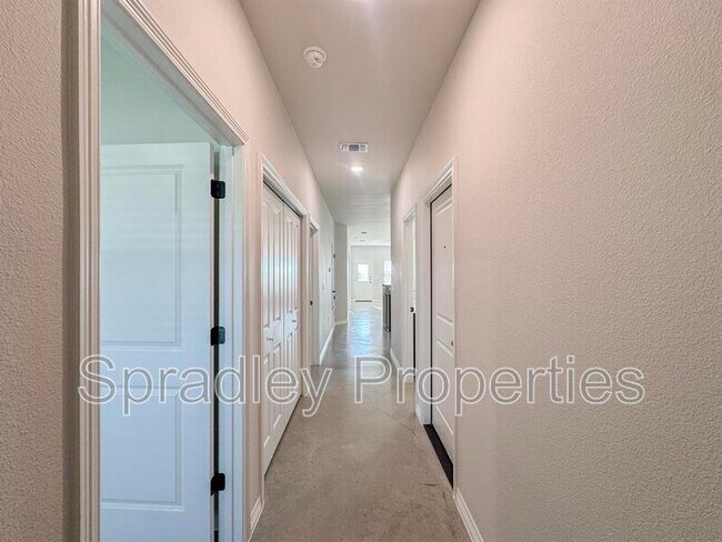 Building Photo - 305 Juniper Dr