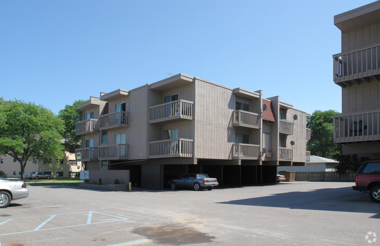 Primary Photo - Riverwood Apartments