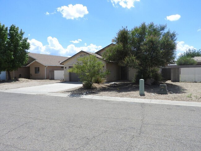 Foto del edificio - 3 Bedroom with large yard
