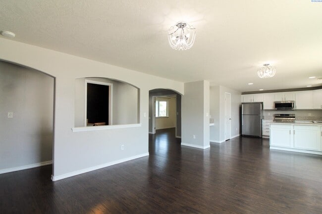 Building Photo - 4 bedroom, 2 1/2 bath home in Pasco