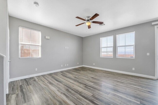 Building Photo - Stylish Hillside Townhome with Scenic Views in Gated Henderson Community!