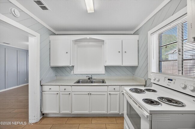 Foto del edificio - 2960 W 10th St