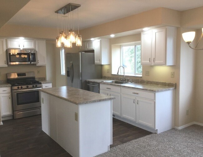 Foto del edificio - Spacious 5 Bed, 3.5 Bath with mother in la...