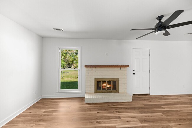 Foto del edificio - Beautifully Renovated Brick Home in a Quiet, Established Neighborhood