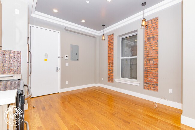 Building Photo - 909 St Marks Ave