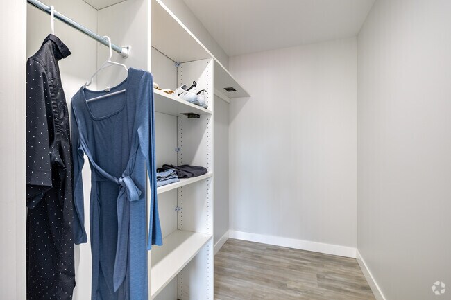 2 habitaciones, 2 baños - 975 pies cuadrados - East Blue/Gold - Armario - Arvada Court Apartments