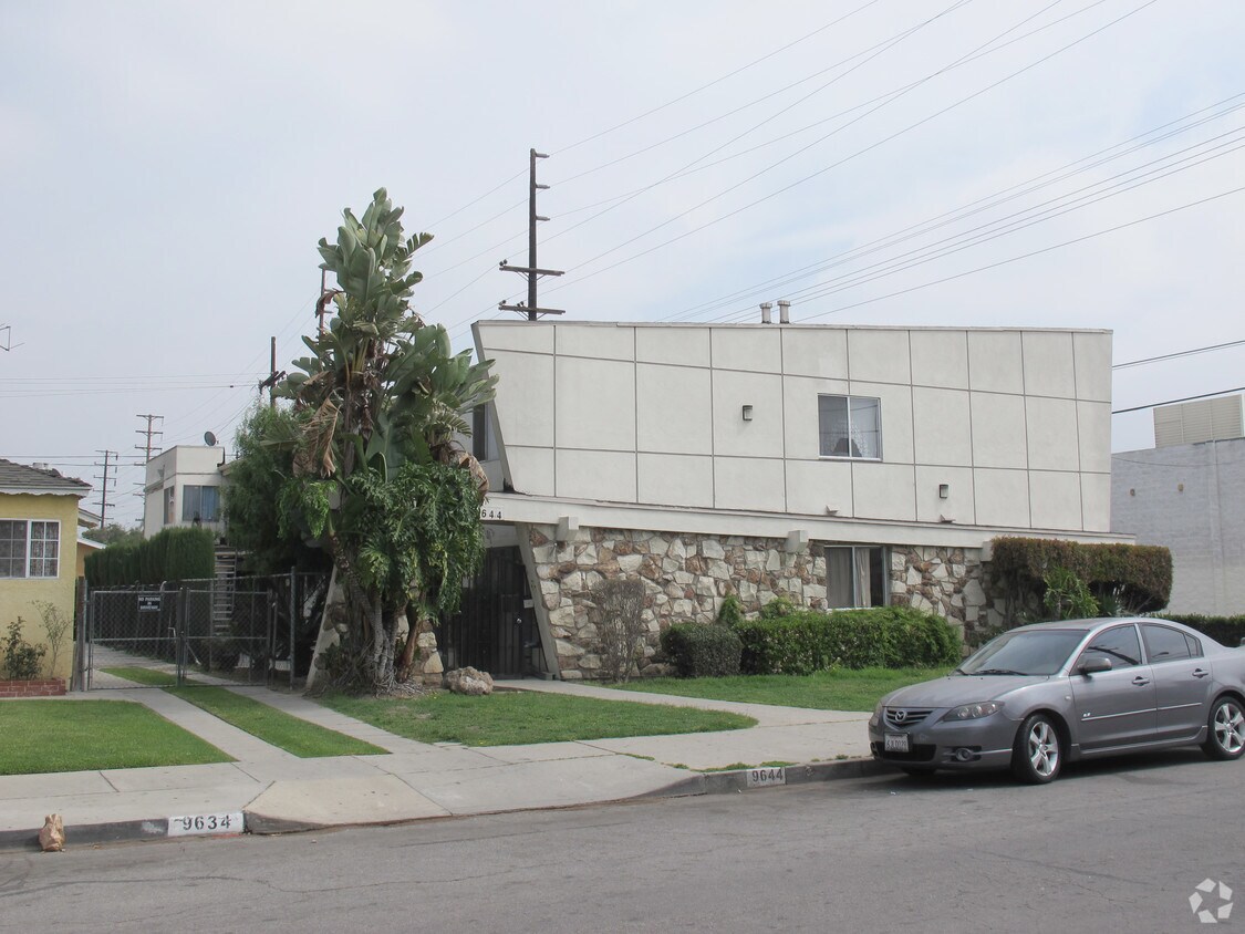 Foto del edificio - 9644 Mallison Ave