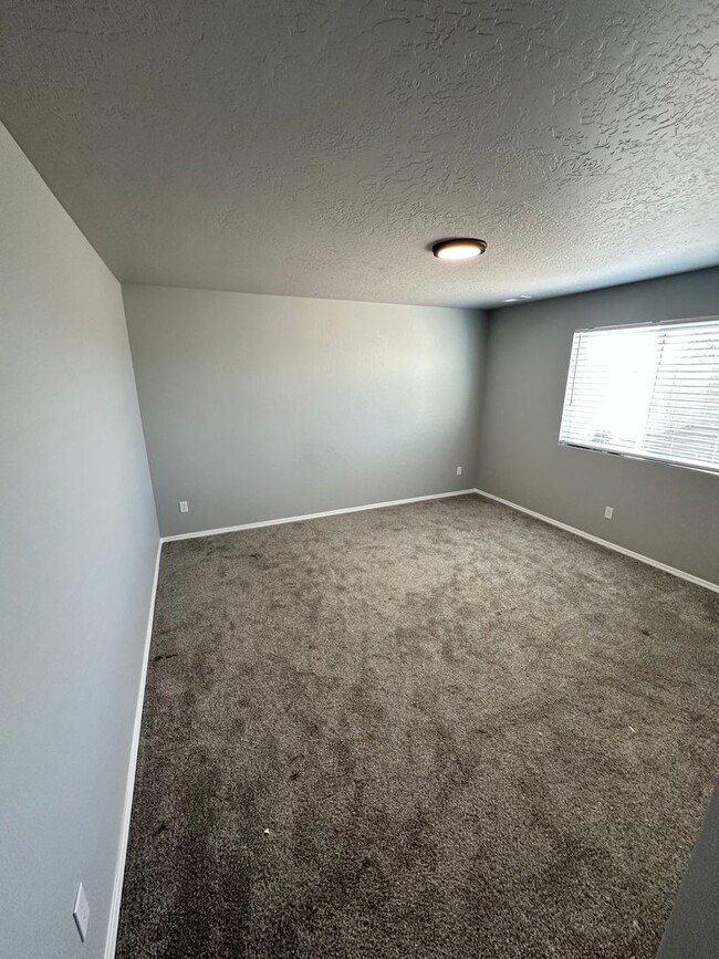 Foto del edificio - 3 Bedroom and 2 bath located in a vibrant,...
