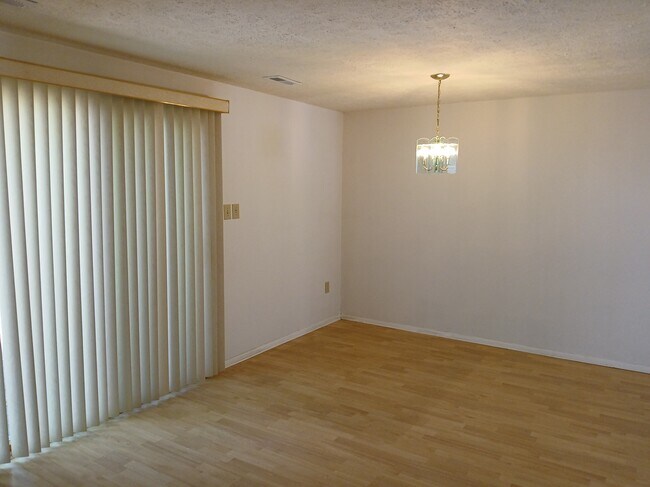 Comedor - 6026 Cedar Wood Dr
