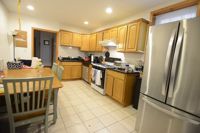 Foto del edificio - 5 BED/2 BATH NEAR B.U. & PACKARD'S CORNER